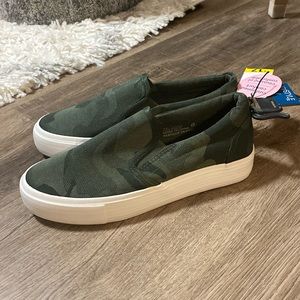 NWT women’s size 8 slip on sneakers